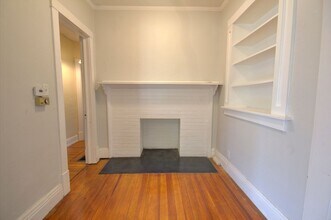 1127 11th St-Unit -Apt 1 in Moline, IL - Building Photo - Building Photo