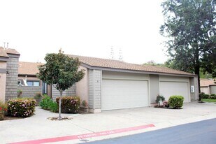 5571 Adobe Falls Rd in San Diego, CA - Building Photo