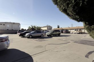 8808 Artesia in Bellflower, CA - Foto de edificio - Building Photo