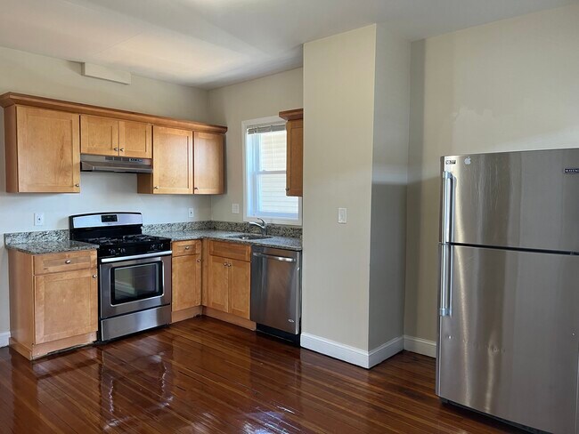 179 Belmont St, Unit 2 in Everett, MA - Foto de edificio - Building Photo