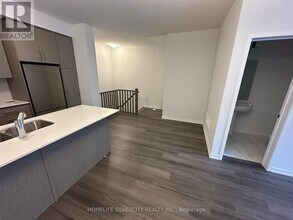 10-110 Lloyd Janes Ln in Toronto, ON - Building Photo - Building Photo
