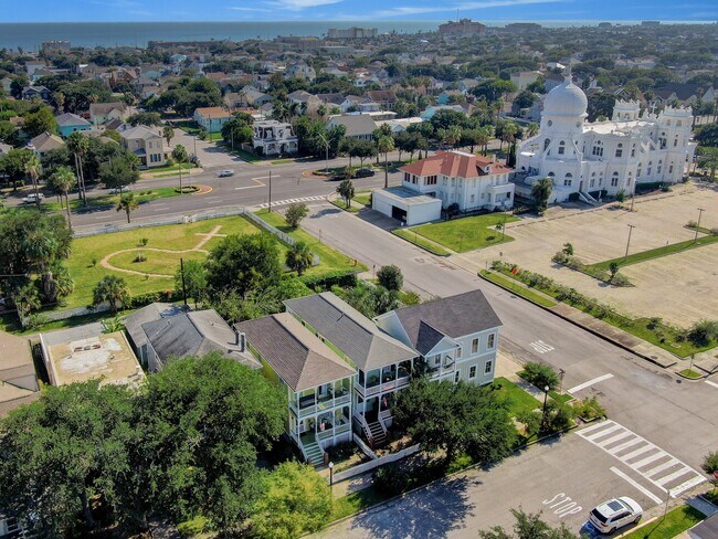 1221 Sealy Ave in Galveston, TX - Foto de edificio - Building Photo