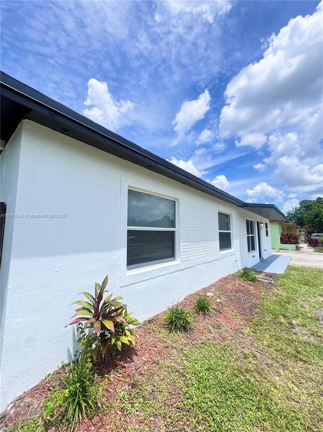 3731 SW 58th Terrace in Davie, FL - Building Photo - Building Photo