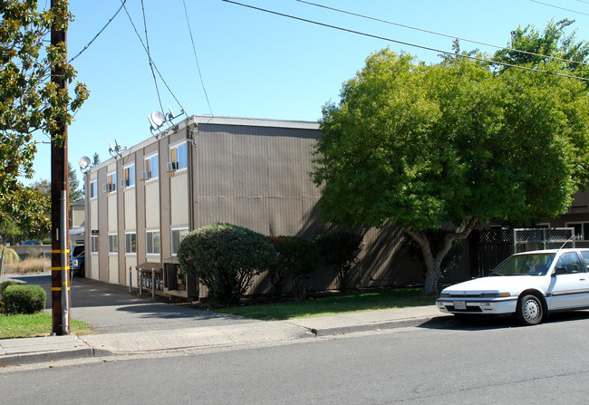 1318 Leafwood Dr in Novato, CA - Foto de edificio - Building Photo