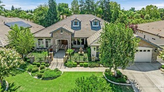 11003 Hartland St in Bakersfield, CA - Building Photo