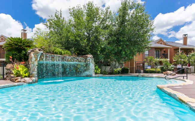 Oaks of Westlakes Apartments in San Antonio, TX - Building Photo - Building Photo