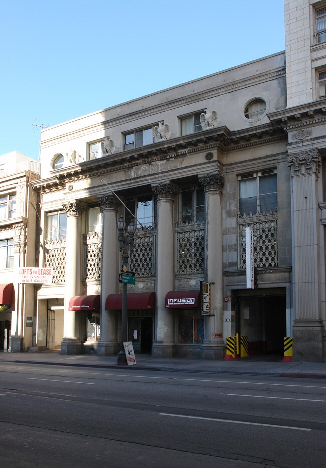 717-721 S Spring St in Los Angeles, CA - Foto de edificio - Building Photo