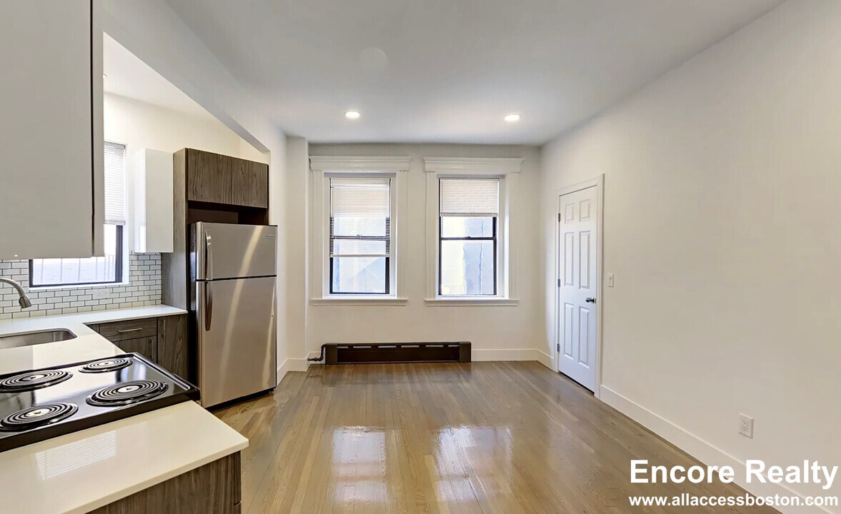 11 Queensberry St in Boston, MA - Building Photo