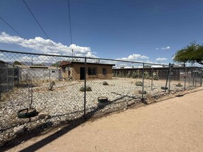 5709 E 26th St in Tucson, AZ - Foto de edificio - Building Photo