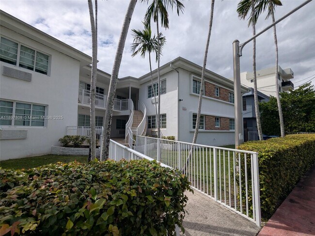 6930 Rue Vendome in Miami Beach, FL - Building Photo - Building Photo