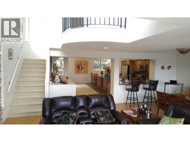 8680 Seascape Dr in West Vancouver, BC - Building Photo