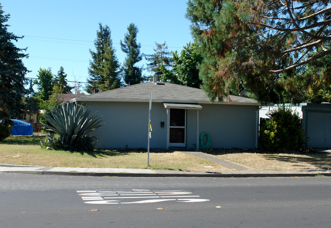 195-197 Arlen Dr in Rohnert Park, CA - Building Photo - Building Photo