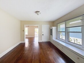 2683 Hampshire Rd, Unit 2 in Cleveland Heights, OH - Foto de edificio - Building Photo