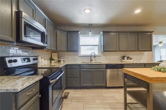 1501 Carlton Way in The Village, OK - Foto de edificio - Building Photo