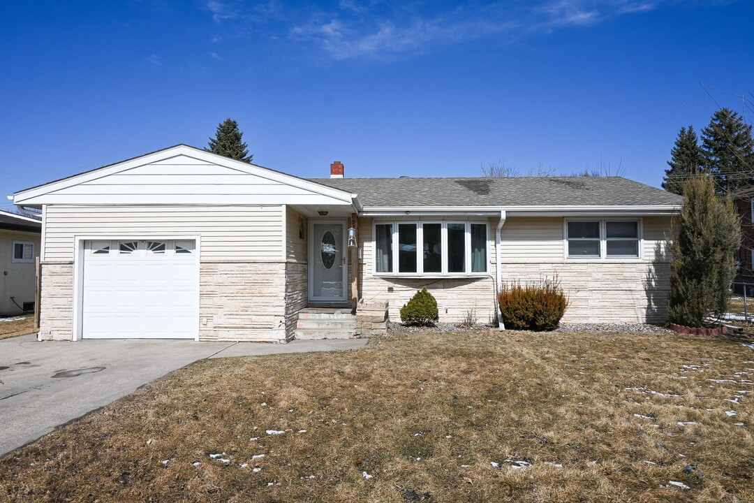 2210 9th Ave N in Grand Forks, ND - Building Photo