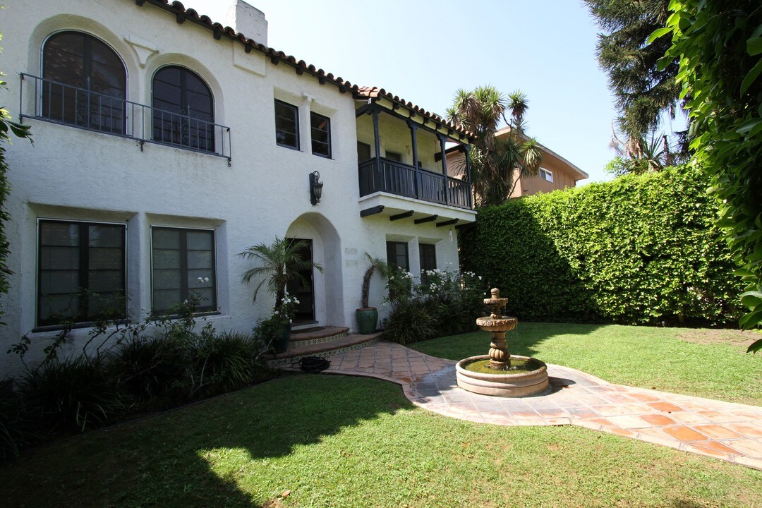 1437 S Holt Ave, Unit 1437 1/2 in Los Angeles, CA - Building Photo