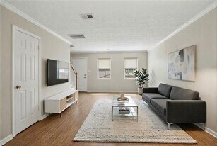 215 Winding River Dr in Sandy Springs, GA - Building Photo