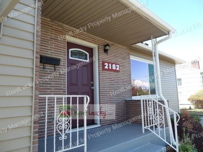 property at 2102 N Ferdinand St