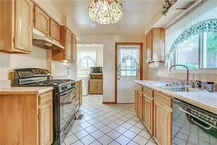 726 Chartiers Ave in Mckees Rocks, PA - Building Photo