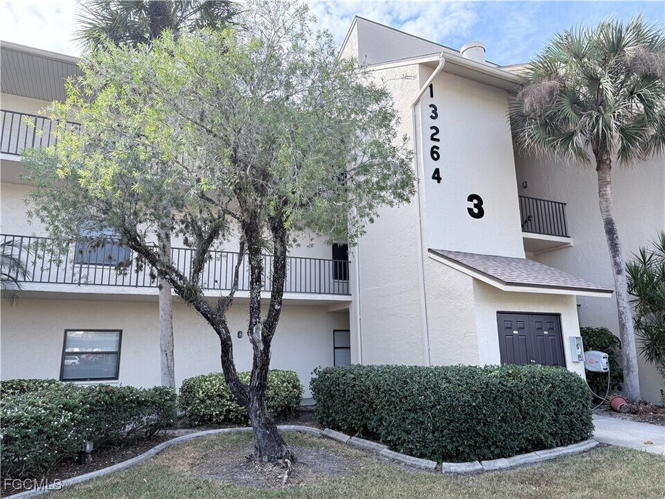 13264 White Marsh Ln in Ft. Myers, FL - Building Photo