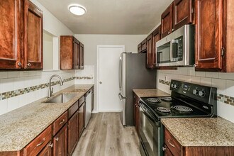 1070 Hickory Trail St in San Antonio, TX - Building Photo - Building Photo