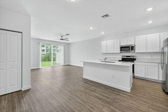 305 SE Crossoak Ln in Port St. Lucie, FL - Building Photo - Building Photo