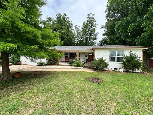 property at 607 Garth Brooks Blvd