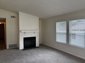 735 Vicki Dr in Huntsville, TX - Building Photo