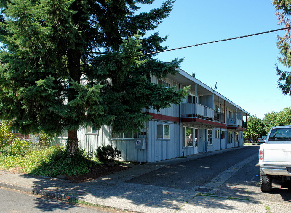 Rustic Inn in Springfield, OR - Building Photo