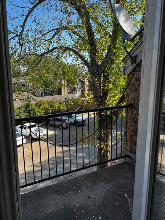 9801 Walnut St-Unit -A204 in Dallas, TX - Foto de edificio