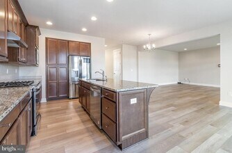 1726 Bradley Dr in Harrisburg, PA - Foto de edificio - Building Photo