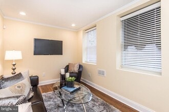 2345 Turner St in Philadelphia, PA - Foto de edificio - Building Photo