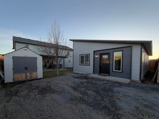 property at 121 G St NE