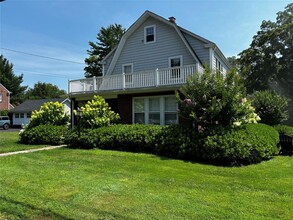 160 W Neck Rd in Huntington, NY - Foto de edificio - Building Photo