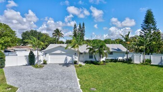 135 SE 28th Ct in Boynton Beach, FL - Building Photo