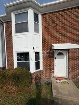 320 Fairfax Terrace in Chesapeake, VA - Building Photo
