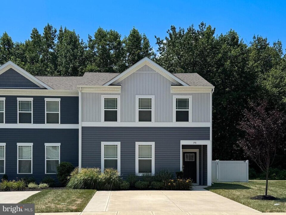 198 Currant Cir in Magnolia, DE - Building Photo