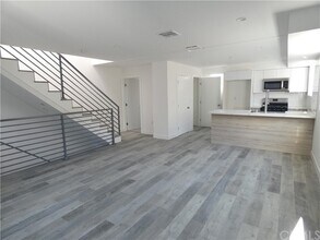 12646 Oxnard St in Los Angeles, CA - Foto de edificio - Building Photo