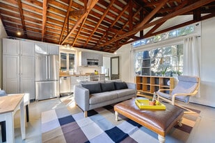 730 Bryant St, Unit West Cottage in Palo Alto, CA - Building Photo