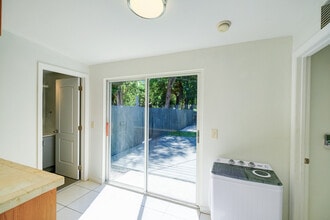 1556 NE 135th St, Unit 2 in North Miami, FL - Building Photo - Building Photo