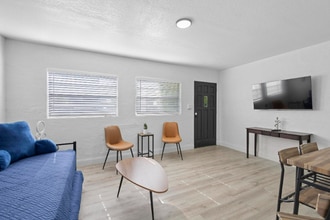 2600 S Crystal Lake Dr in Orlando, FL - Building Photo - Building Photo