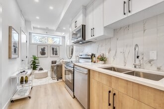 Mount Pleasant Parkside Townhomes in Calgary, AB - Building Photo - Building Photo