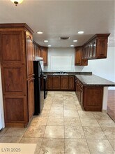 260 Village Ct in Henderson, NV - Foto de edificio - Building Photo