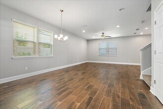 1021 Seaside Dr N in Jacksonville Beach, FL - Foto de edificio - Building Photo