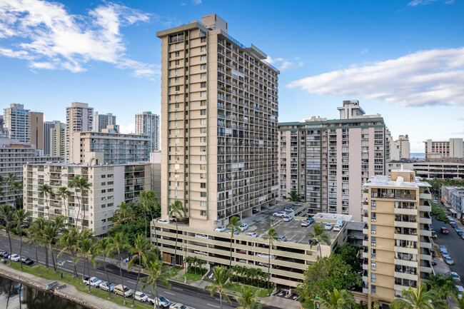 Fairway Villa in Honolulu, HI - Building Photo - Building Photo