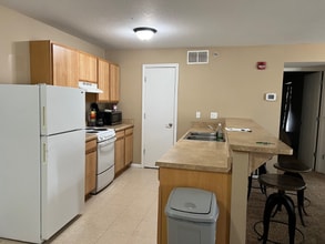 1839 Merchant St, Unit 312 in Emporia, KS - Foto de edificio - Building Photo