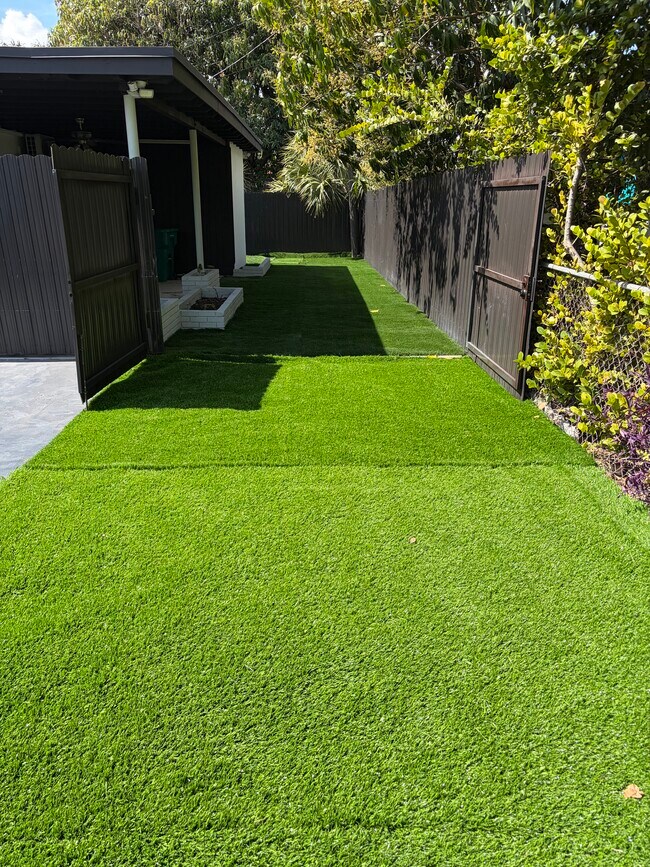 900 NW 32nd Ave in Miami, FL - Foto de edificio - Building Photo