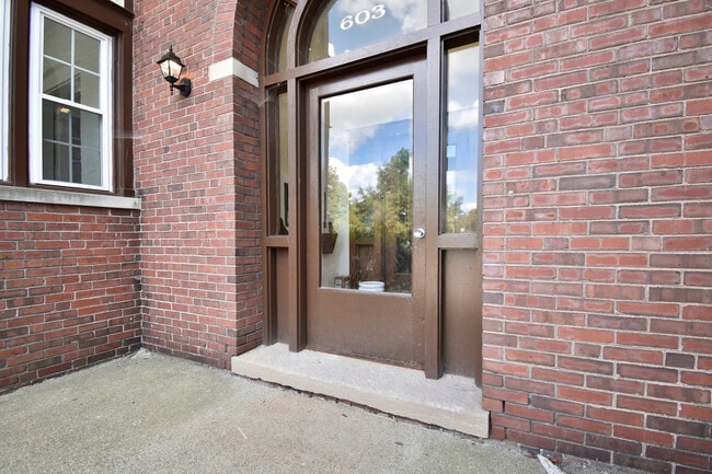 603 W Green St, Unit 1E in Urbana, IL - Building Photo - Building Photo