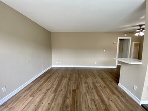 SF Casa Royale in San Diego, CA - Building Photo - Interior Photo