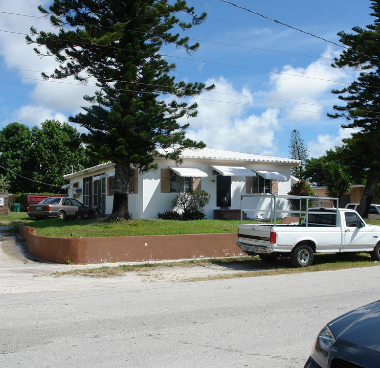 1245 NE 110th St in Miami, FL - Foto de edificio